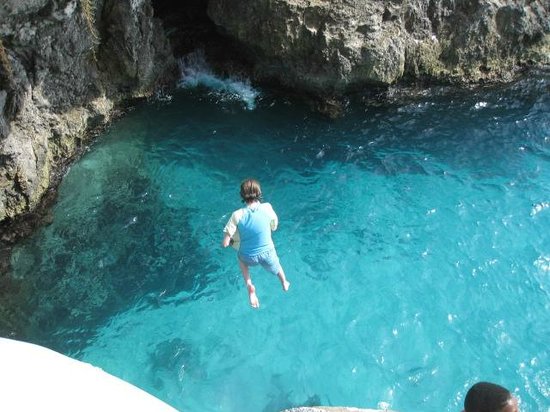 Rick's Cafe Cliff Jumping, one of the best things to do in Negril, Jamaica
