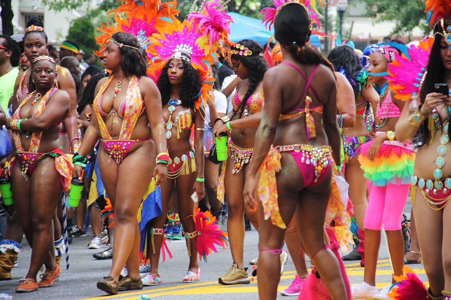 Dick dance. Карнавал Тринидада и Тобаго. Ямайка карнавал девушки. Тринидад и Тобаго девушки. Jamaica парад девушки.